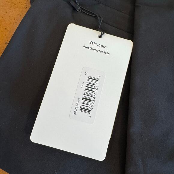 Stio Fernos Insulated Scarf - Abyss (Black) - Lightweight & Warm - Picture 5 of 5